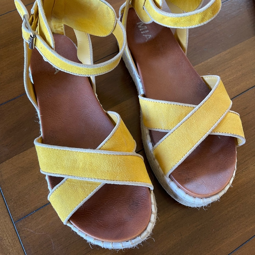 Mia sandals